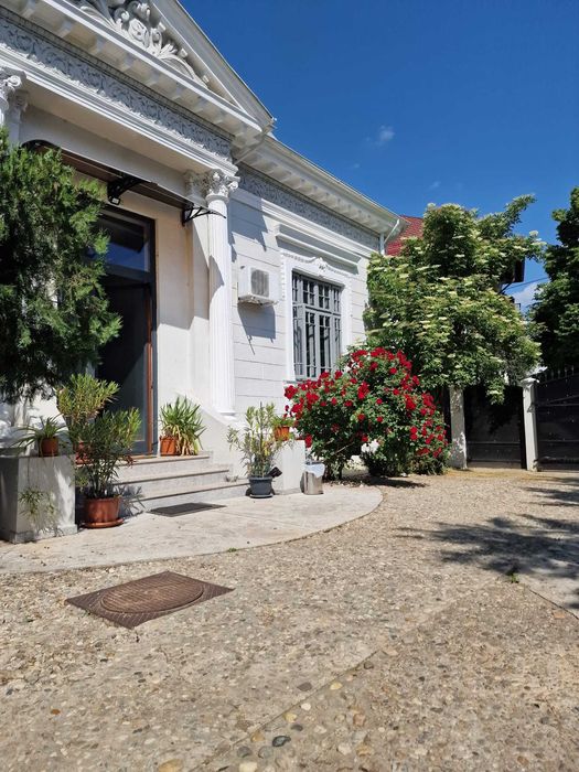 70 incaperi, 1700 mp curte, Unirii, Bucuresti. Multiple destinatii.