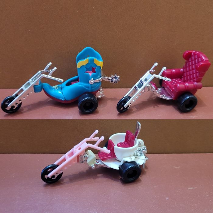 Серии Kinder Surprise из 3-х игрушек