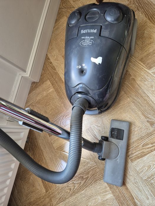 Пылесос Philips в рабочем состоянии
