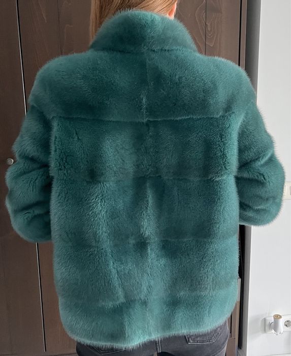 Haina blana de nurca, Casiani