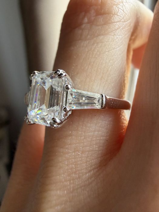 Inel cu moissanite de 2,4 CT emerald cut