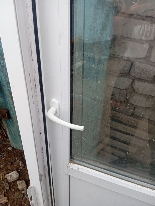Продам дверь пластиковую