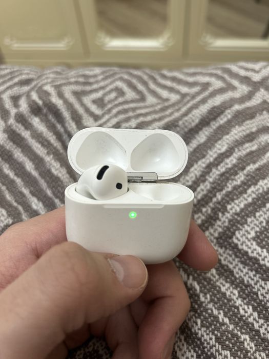 Airpods 4 с шумоподавлением. Case + левое ухо.