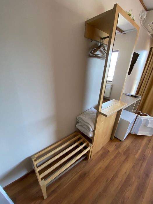 Vand mobilier hotelier (pat saltea dulap TV)