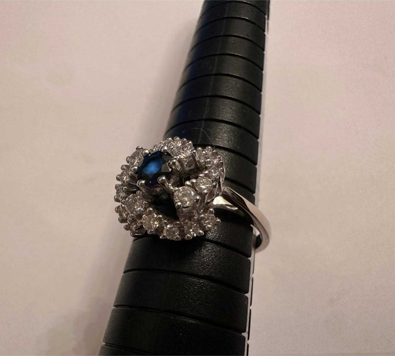 Inel din aur alb, decorat cu safir anturat de diamante