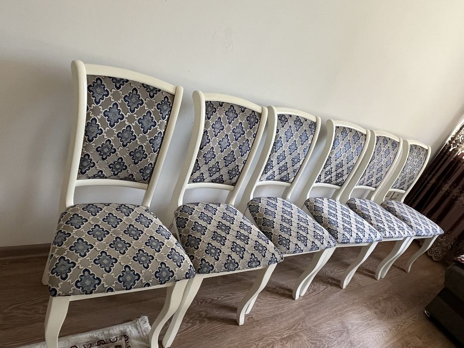 Стол со стулями для гостинной