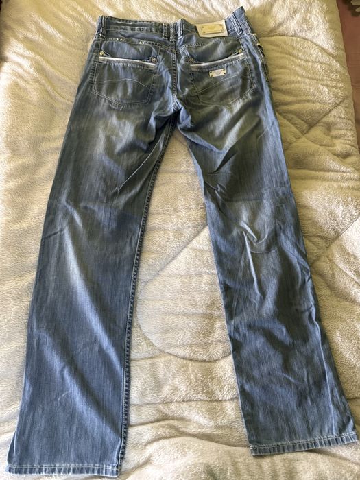 Blugi Emporio Armani originali – Design cu plăcuțe metalice