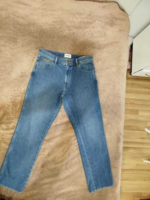 Джинсы от бренда Wrangler,