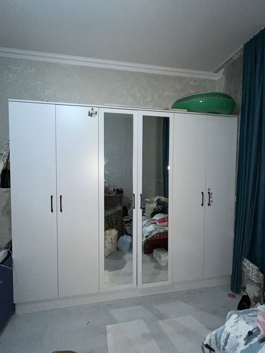Шкаф белый вместительный