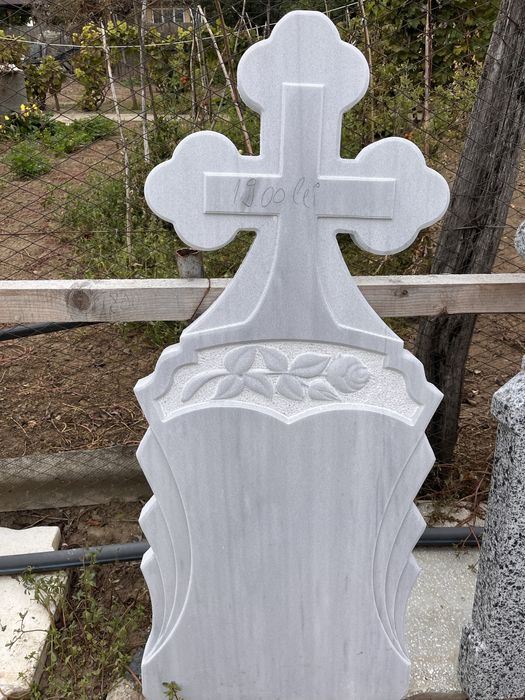 Cruci/ monumente funerare din marmura !
