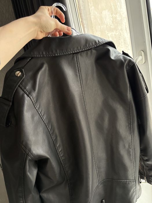 Кожаная черная куртка