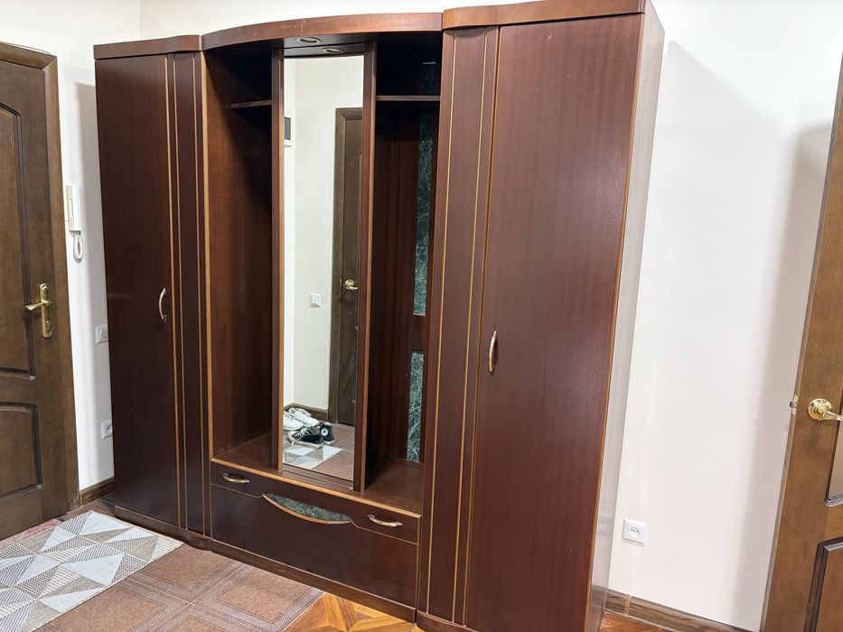 продаю прихожий шкаф