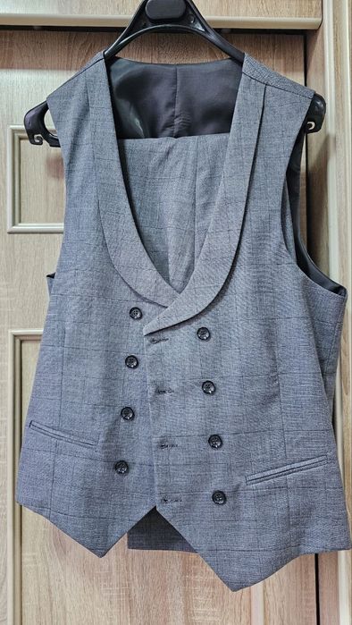 Продается комплект классической одежды.