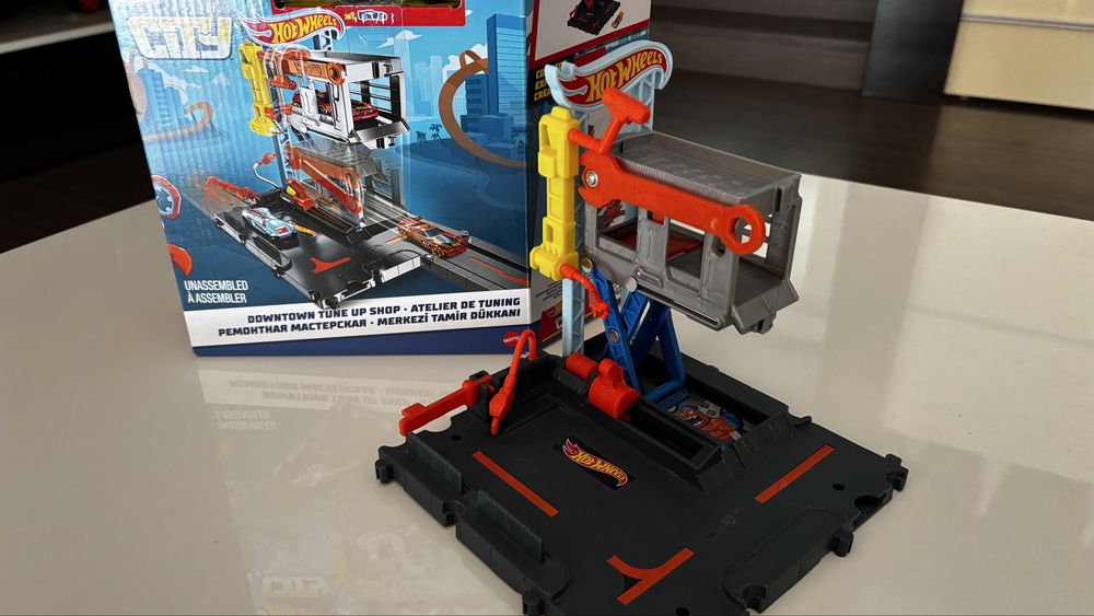 Vând set Hot Wheels City - Downtown Tune Up Shop