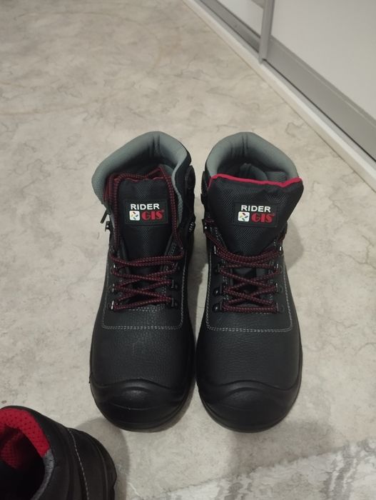 Продам спец ботинки