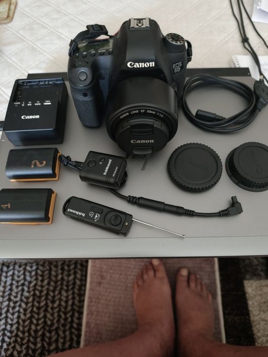 Kit full-frame Canon 6D Mark I si EF 50mm f:1.4 nou, capace si parasolar, telecomanda radio