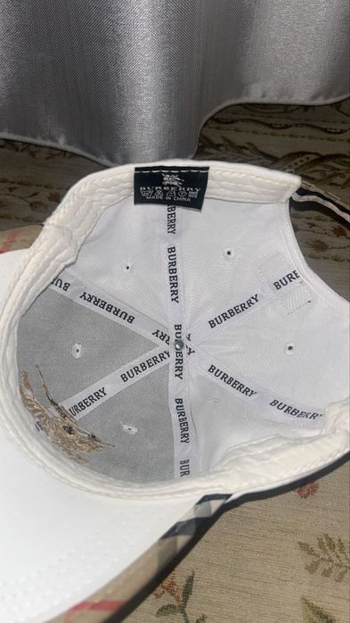 продает кепка burberry