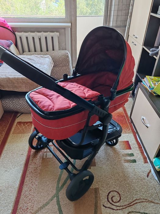 Продам детскую коляску  3 в 1