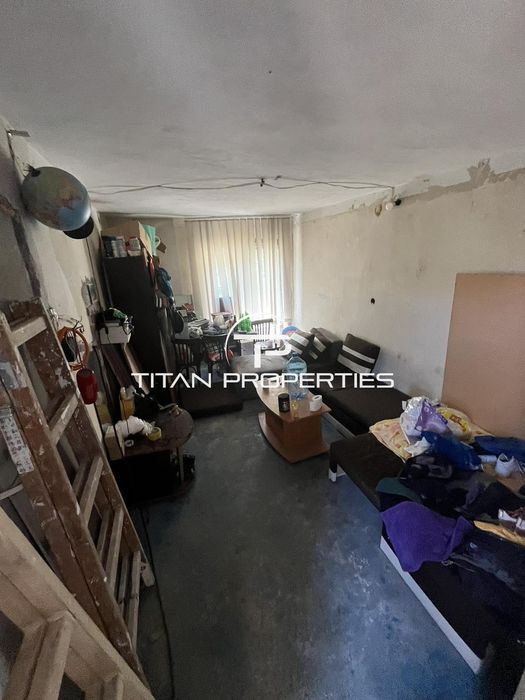 Къща с двор и АКТ 16 в гр. Айтос