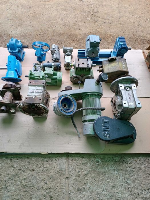 Reductoare și Motoreductoare de diferite mărimi, rotații și puteri