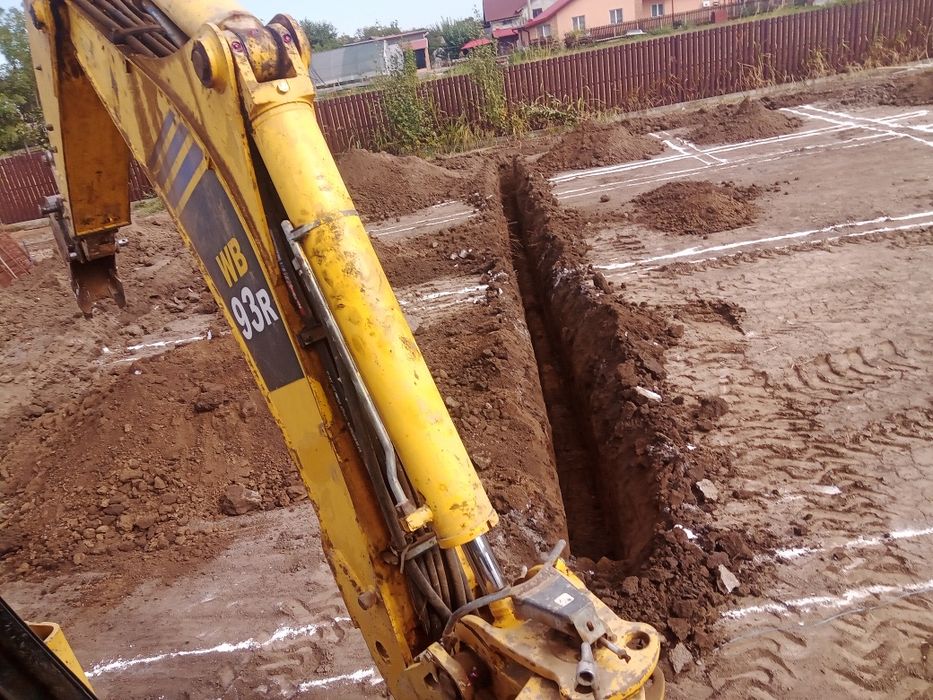 Închiriez buldoexcavator Komatsu și jcb 1 cx