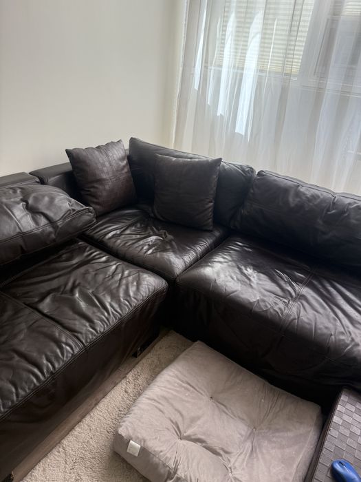 Тъмно кафяв кожен диван