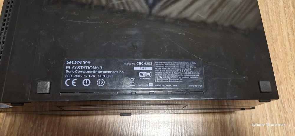 Vând Sony PlayStation 3 Fat, model CECHJ03, versiune PAL, împreună cu 2 manete originale Sony.