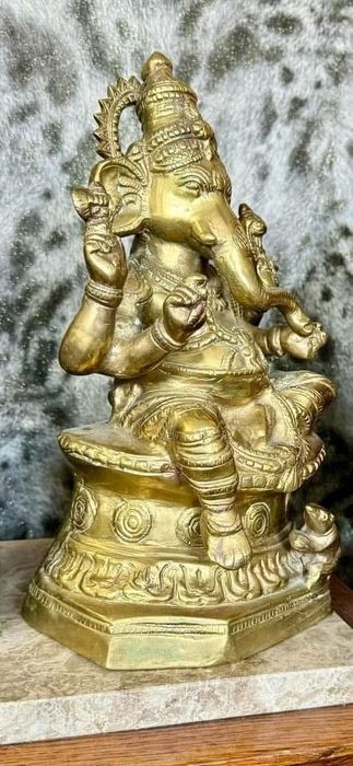 Огромен бронзов Бог Ганеш