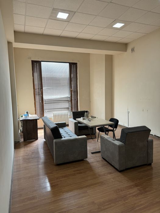 Arendaga o’zimiki  140 kv metr 2 etaj sanuzel 3 hona bo’lingan