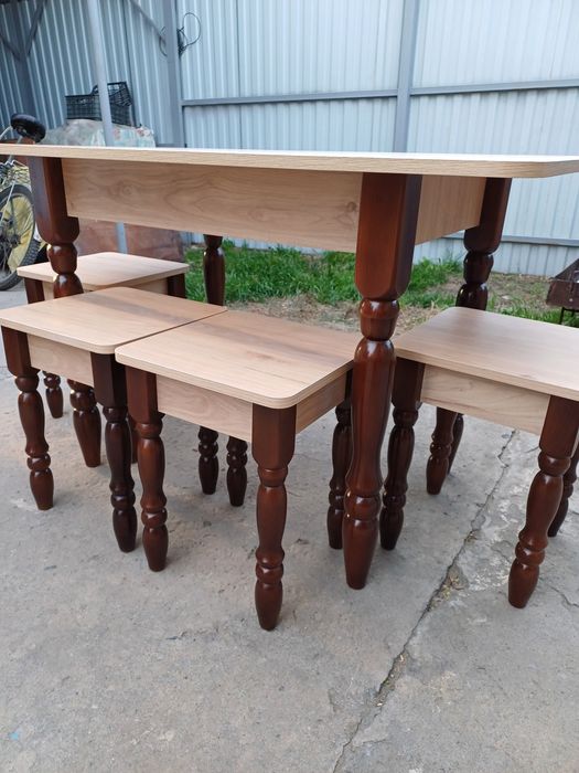 Продам стол кухонный с табуретками.