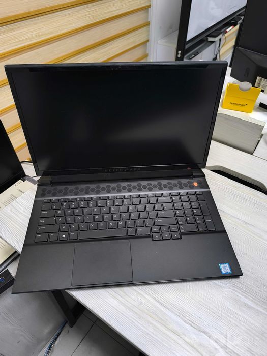 Alienware m17 R2 свой в хорошем состоянии