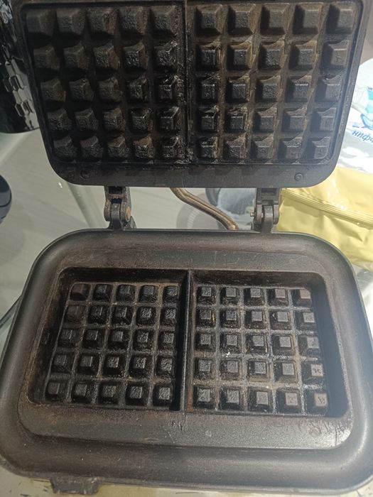 Вафельница BORK G-700