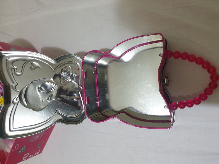 Киндер игрушки и сумочка.