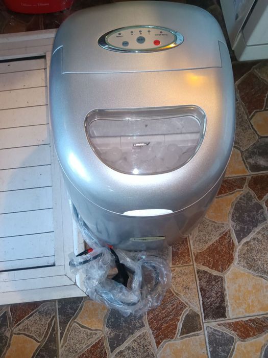 Продавам чисто нов ледогенератор