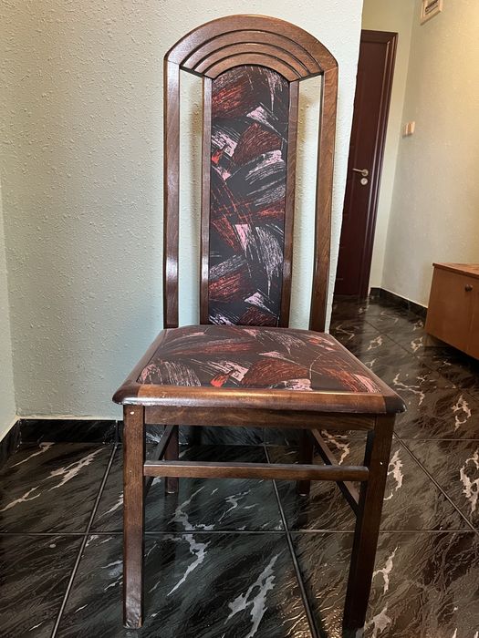 Шест дървени стола