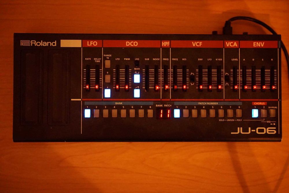 Sintetizator Roland JU-06