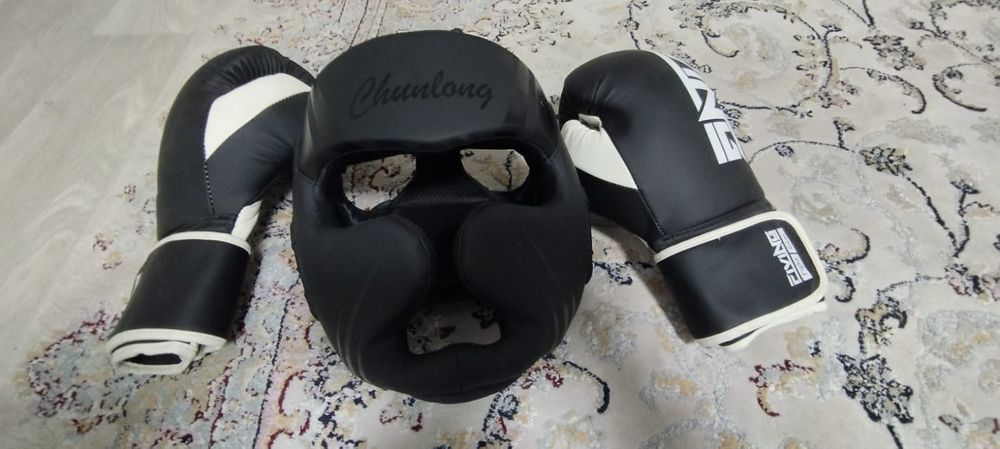 Шлем, перчатки для бокса