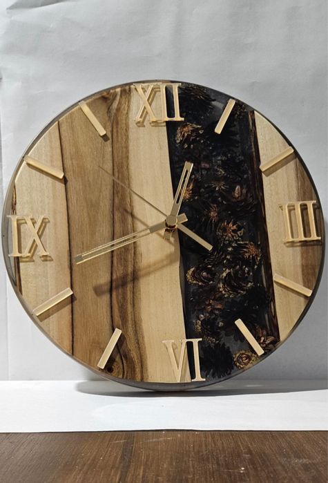 Ceas de perte din lemn de nuc cu conuri și rășină epoxidică