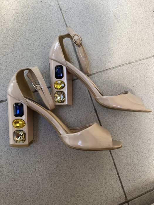 Продам туфли на каблуке