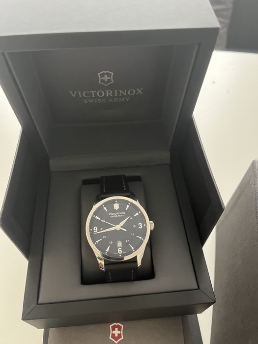 Часовник Victorinox