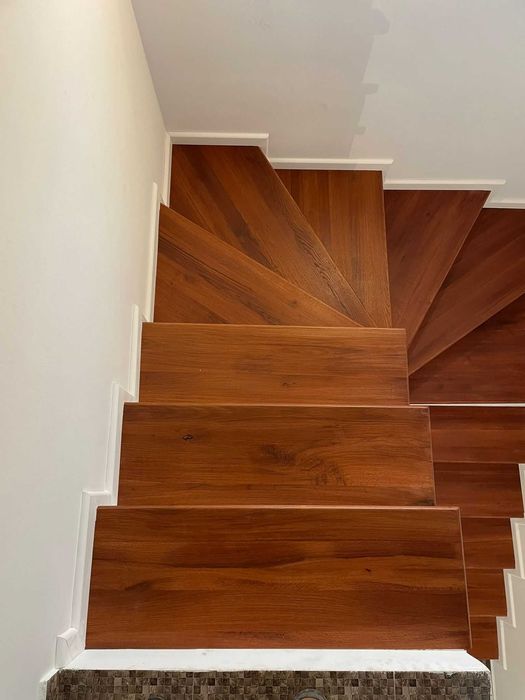 Scari de interior din lemn masiv (trepte / contratrepte) stejar/frasin