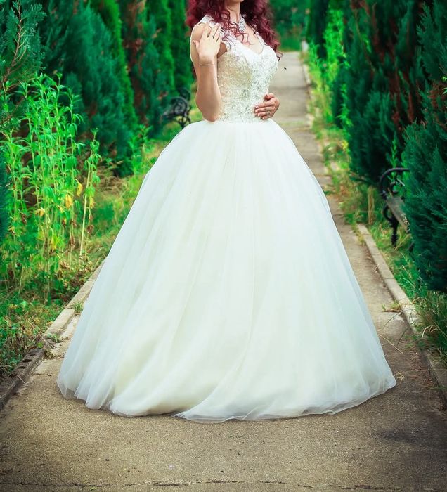 Vând rochie de mireasă tip prințesă