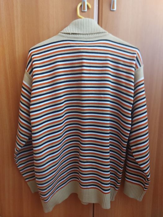 Pulover pe gat cu capse