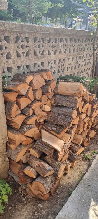 Продавам печка на дърва тип камина,заедно с нацепени дърва 2 кубика.