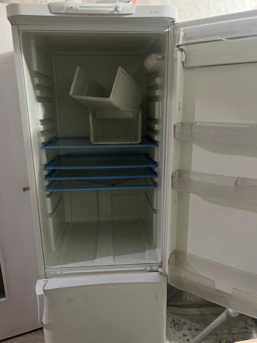 Холодильник б/у indesit