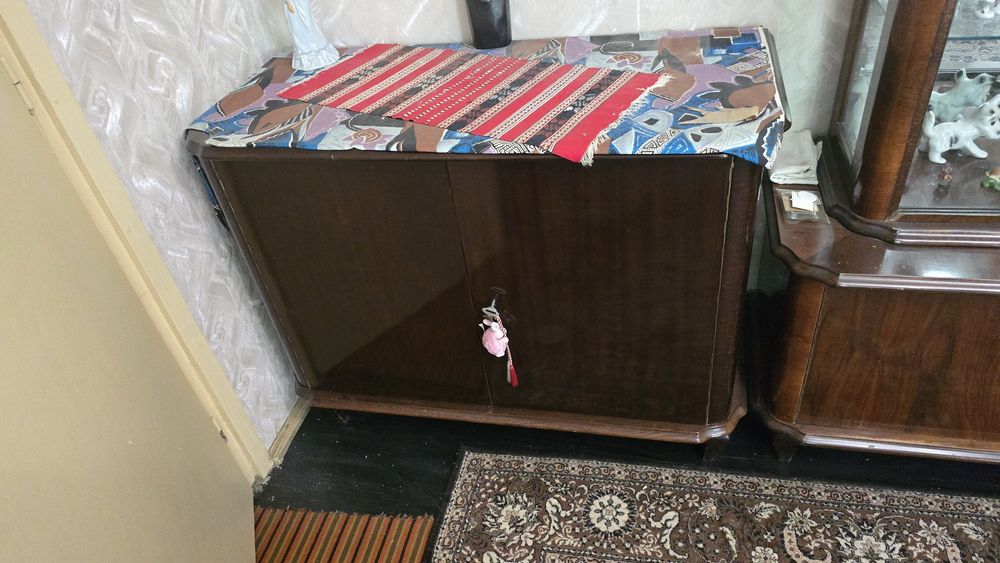 Vand 3 corpuri de mobila +canapea cu 2 fotoli  2 toalete cu oglinda la pretul de 1000 lei