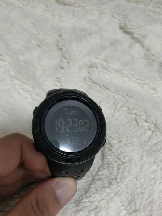 Часы наручные кварцевые