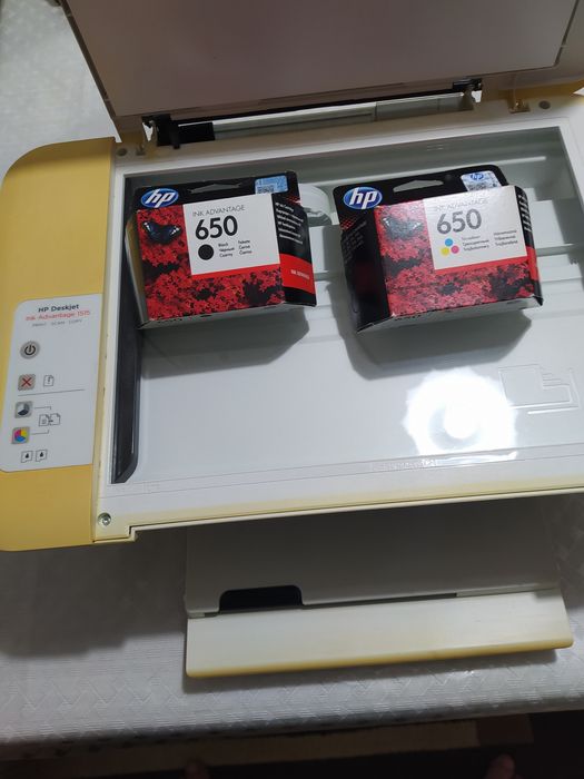 Vând imprimanta cu scaner HP Deskjet Ink Advantage 1515 cu două cartușe noi