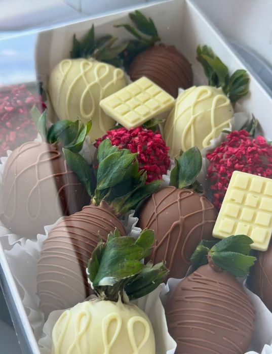 Клубника, банан, финики в шоколаде