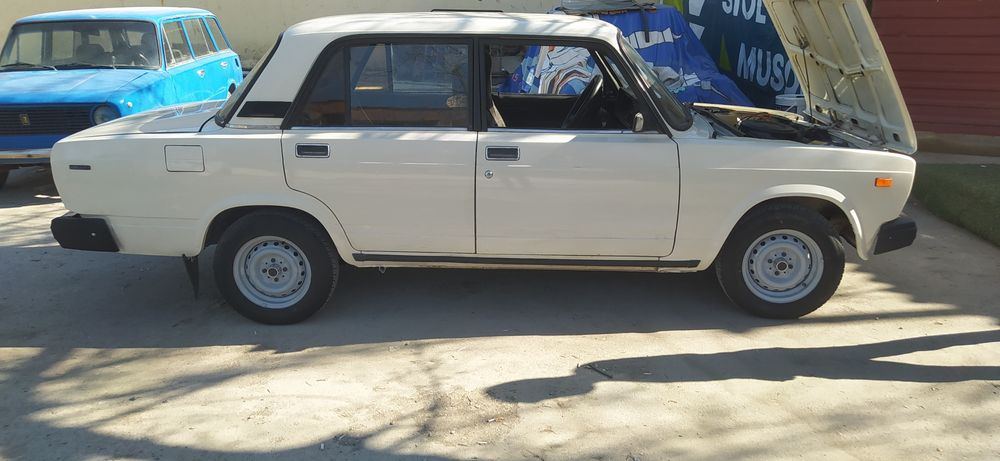 Vaz 2107. Srochna sotiladi 2000 yil radnoy kraska